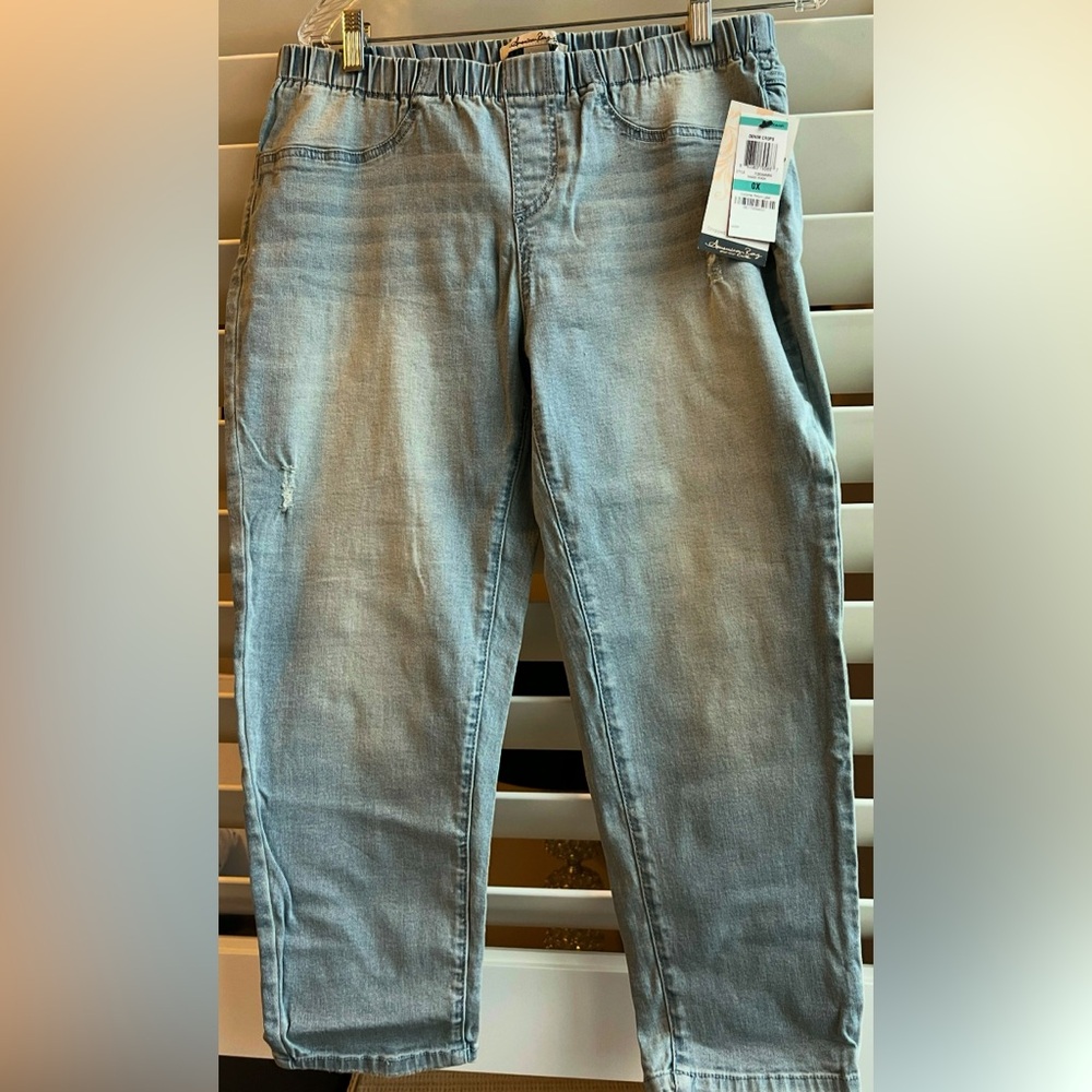 American Rag - NWT - Denim Crops - Size OX